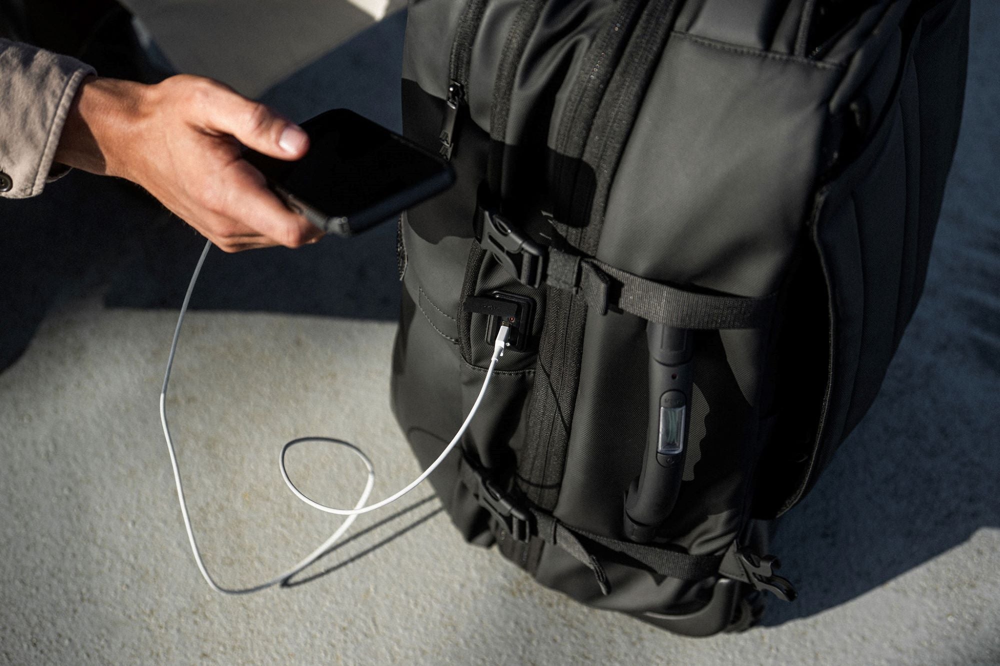 Cargar video: Video of Airback USB Charging Port